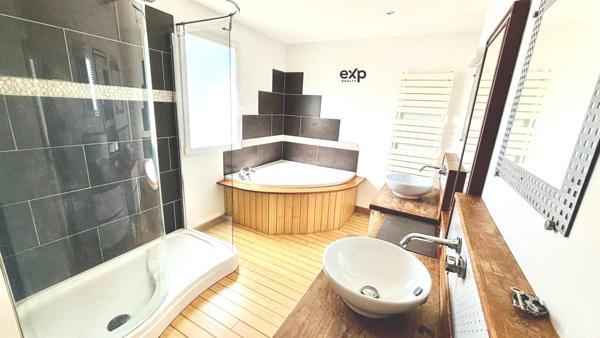 Maison 5 pièces 136 m2 avec piscine.