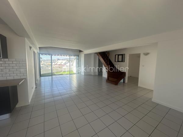 Situé à proximité immédiate du centre-ville de Saint-Denis, dans une résidence calme, sécurisée et bien entretenue, découvrez ce spacieux appartement duplex T6 d’environ 163 m² offrant de beaux volumes.

Le rez-de-chaussée se compose de deux chambres, d’un bureau pouvant être aménagé selon vos besoins, d’une salle d’eau ainsi que d’une agréable terrasse bénéficiant d’une vue dégagée sur la mer et la montagne.

À l’étage, l’espace nuit comprend deux chambres climatisées ainsi qu’une seconde salle d’eau, apportant un confort appréciable au quotidien.

Avec ses quatre chambres et son bureau, cet appartement répond parfaitement aux besoins d’une famille, d’une profession libérale ou d’un projet nécessitant des espaces de travail dédiés.

L’appartement dispose également d’une place de parking privative en sous-sol et d’un local à vélos.

La résidence est parfaitement entretenue : le ravalement de façade a été réalisé il y a deux ans et les peintures des parties communes ont été refaites il y a trois ans. Aucune procédure n’est en cours au sein de la copropriété.

Le montant de la taxe foncière est de 2 204 €

Un appartement aux prestations complètes, idéalement situé à quelques minutes des commerces, établissements scolaires, transports et de l’ensemble des commodités du centre-ville de Saint-Denis.

N'hésitez pas à me contacter au 0693 13 18 99 si vous souhaitez avoir plus de renseignements ou si vous souhaitez visiter ce bien week-end inclus.