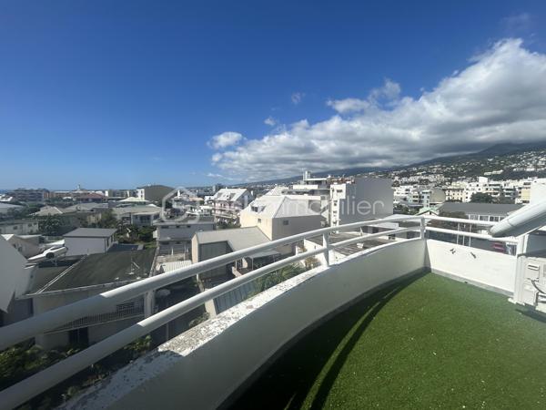 Situé à proximité immédiate du centre-ville de Saint-Denis, dans une résidence calme, sécurisée et bien entretenue, découvrez ce spacieux appartement duplex T6 d’environ 163 m² offrant de beaux volumes.

Le rez-de-chaussée se compose de deux chambres, d’un bureau pouvant être aménagé selon vos besoins, d’une salle d’eau ainsi que d’une agréable terrasse bénéficiant d’une vue dégagée sur la mer et la montagne.

À l’étage, l’espace nuit comprend deux chambres climatisées ainsi qu’une seconde salle d’eau, apportant un confort appréciable au quotidien.

Avec ses quatre chambres et son bureau, cet appartement répond parfaitement aux besoins d’une famille, d’une profession libérale ou d’un projet nécessitant des espaces de travail dédiés.

L’appartement dispose également d’une place de parking privative en sous-sol et d’un local à vélos.

La résidence est parfaitement entretenue : le ravalement de façade a été réalisé il y a deux ans et les peintures des parties communes ont été refaites il y a trois ans. Aucune procédure n’est en cours au sein de la copropriété.

Le montant de la taxe foncière est de 2 204 €

Un appartement aux prestations complètes, idéalement situé à quelques minutes des commerces, établissements scolaires, transports et de l’ensemble des commodités du centre-ville de Saint-Denis.

N'hésitez pas à me contacter au 0693 13 18 99 si vous souhaitez avoir plus de renseignements ou si vous souhaitez visiter ce bien week-end inclus.