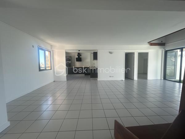 Situé à proximité immédiate du centre-ville de Saint-Denis, dans une résidence calme, sécurisée et bien entretenue, découvrez ce spacieux appartement duplex T6 d’environ 163 m² offrant de beaux volumes.

Le rez-de-chaussée se compose de deux chambres, d’un bureau pouvant être aménagé selon vos besoins, d’une salle d’eau ainsi que d’une agréable terrasse bénéficiant d’une vue dégagée sur la mer et la montagne.

À l’étage, l’espace nuit comprend deux chambres climatisées ainsi qu’une seconde salle d’eau, apportant un confort appréciable au quotidien.

Avec ses quatre chambres et son bureau, cet appartement répond parfaitement aux besoins d’une famille, d’une profession libérale ou d’un projet nécessitant des espaces de travail dédiés.

L’appartement dispose également d’une place de parking privative en sous-sol et d’un local à vélos.

La résidence est parfaitement entretenue : le ravalement de façade a été réalisé il y a deux ans et les peintures des parties communes ont été refaites il y a trois ans. Aucune procédure n’est en cours au sein de la copropriété.

Le montant de la taxe foncière est de 2 204 €

Un appartement aux prestations complètes, idéalement situé à quelques minutes des commerces, établissements scolaires, transports et de l’ensemble des commodités du centre-ville de Saint-Denis.

N'hésitez pas à me contacter au 0693 13 18 99 si vous souhaitez avoir plus de renseignements ou si vous souhaitez visiter ce bien week-end inclus.