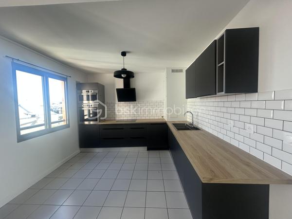 Situé à proximité immédiate du centre-ville de Saint-Denis, dans une résidence calme, sécurisée et bien entretenue, découvrez ce spacieux appartement duplex T6 d’environ 163 m² offrant de beaux volumes.

Le rez-de-chaussée se compose de deux chambres, d’un bureau pouvant être aménagé selon vos besoins, d’une salle d’eau ainsi que d’une agréable terrasse bénéficiant d’une vue dégagée sur la mer et la montagne.

À l’étage, l’espace nuit comprend deux chambres climatisées ainsi qu’une seconde salle d’eau, apportant un confort appréciable au quotidien.

Avec ses quatre chambres et son bureau, cet appartement répond parfaitement aux besoins d’une famille, d’une profession libérale ou d’un projet nécessitant des espaces de travail dédiés.

L’appartement dispose également d’une place de parking privative en sous-sol et d’un local à vélos.

La résidence est parfaitement entretenue : le ravalement de façade a été réalisé il y a deux ans et les peintures des parties communes ont été refaites il y a trois ans. Aucune procédure n’est en cours au sein de la copropriété.

Le montant de la taxe foncière est de 2 204 €

Un appartement aux prestations complètes, idéalement situé à quelques minutes des commerces, établissements scolaires, transports et de l’ensemble des commodités du centre-ville de Saint-Denis.

N'hésitez pas à me contacter au 0693 13 18 99 si vous souhaitez avoir plus de renseignements ou si vous souhaitez visiter ce bien week-end inclus.