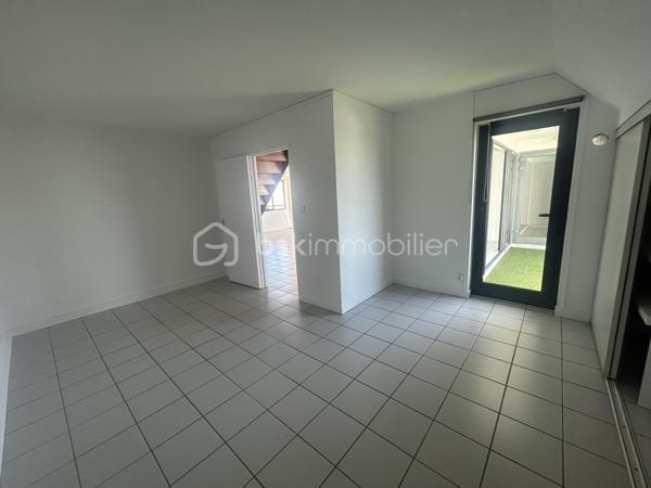 Situé à proximité immédiate du centre-ville de Saint-Denis, dans une résidence calme, sécurisée et bien entretenue, découvrez ce spacieux appartement duplex T6 d’environ 163 m² offrant de beaux volumes.

Le rez-de-chaussée se compose de deux chambres, d’un bureau pouvant être aménagé selon vos besoins, d’une salle d’eau ainsi que d’une agréable terrasse bénéficiant d’une vue dégagée sur la mer et la montagne.

À l’étage, l’espace nuit comprend deux chambres climatisées ainsi qu’une seconde salle d’eau, apportant un confort appréciable au quotidien.

Avec ses quatre chambres et son bureau, cet appartement répond parfaitement aux besoins d’une famille, d’une profession libérale ou d’un projet nécessitant des espaces de travail dédiés.

L’appartement dispose également d’une place de parking privative en sous-sol et d’un local à vélos.

La résidence est parfaitement entretenue : le ravalement de façade a été réalisé il y a deux ans et les peintures des parties communes ont été refaites il y a trois ans. Aucune procédure n’est en cours au sein de la copropriété.

Le montant de la taxe foncière est de 2 204 €

Un appartement aux prestations complètes, idéalement situé à quelques minutes des commerces, établissements scolaires, transports et de l’ensemble des commodités du centre-ville de Saint-Denis.

N'hésitez pas à me contacter au 0693 13 18 99 si vous souhaitez avoir plus de renseignements ou si vous souhaitez visiter ce bien week-end inclus.