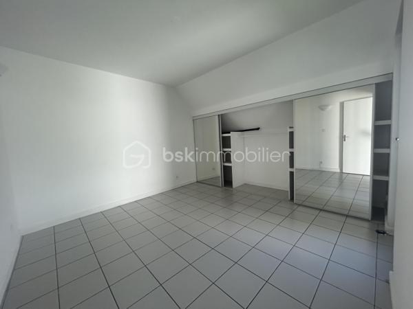 Situé à proximité immédiate du centre-ville de Saint-Denis, dans une résidence calme, sécurisée et bien entretenue, découvrez ce spacieux appartement duplex T6 d’environ 163 m² offrant de beaux volumes.

Le rez-de-chaussée se compose de deux chambres, d’un bureau pouvant être aménagé selon vos besoins, d’une salle d’eau ainsi que d’une agréable terrasse bénéficiant d’une vue dégagée sur la mer et la montagne.

À l’étage, l’espace nuit comprend deux chambres climatisées ainsi qu’une seconde salle d’eau, apportant un confort appréciable au quotidien.

Avec ses quatre chambres et son bureau, cet appartement répond parfaitement aux besoins d’une famille, d’une profession libérale ou d’un projet nécessitant des espaces de travail dédiés.

L’appartement dispose également d’une place de parking privative en sous-sol et d’un local à vélos.

La résidence est parfaitement entretenue : le ravalement de façade a été réalisé il y a deux ans et les peintures des parties communes ont été refaites il y a trois ans. Aucune procédure n’est en cours au sein de la copropriété.

Le montant de la taxe foncière est de 2 204 €

Un appartement aux prestations complètes, idéalement situé à quelques minutes des commerces, établissements scolaires, transports et de l’ensemble des commodités du centre-ville de Saint-Denis.

N'hésitez pas à me contacter au 0693 13 18 99 si vous souhaitez avoir plus de renseignements ou si vous souhaitez visiter ce bien week-end inclus.