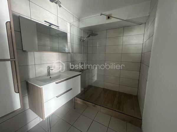 Situé à proximité immédiate du centre-ville de Saint-Denis, dans une résidence calme, sécurisée et bien entretenue, découvrez ce spacieux appartement duplex T6 d’environ 163 m² offrant de beaux volumes.

Le rez-de-chaussée se compose de deux chambres, d’un bureau pouvant être aménagé selon vos besoins, d’une salle d’eau ainsi que d’une agréable terrasse bénéficiant d’une vue dégagée sur la mer et la montagne.

À l’étage, l’espace nuit comprend deux chambres climatisées ainsi qu’une seconde salle d’eau, apportant un confort appréciable au quotidien.

Avec ses quatre chambres et son bureau, cet appartement répond parfaitement aux besoins d’une famille, d’une profession libérale ou d’un projet nécessitant des espaces de travail dédiés.

L’appartement dispose également d’une place de parking privative en sous-sol et d’un local à vélos.

La résidence est parfaitement entretenue : le ravalement de façade a été réalisé il y a deux ans et les peintures des parties communes ont été refaites il y a trois ans. Aucune procédure n’est en cours au sein de la copropriété.

Le montant de la taxe foncière est de 2 204 €

Un appartement aux prestations complètes, idéalement situé à quelques minutes des commerces, établissements scolaires, transports et de l’ensemble des commodités du centre-ville de Saint-Denis.

N'hésitez pas à me contacter au 0693 13 18 99 si vous souhaitez avoir plus de renseignements ou si vous souhaitez visiter ce bien week-end inclus.