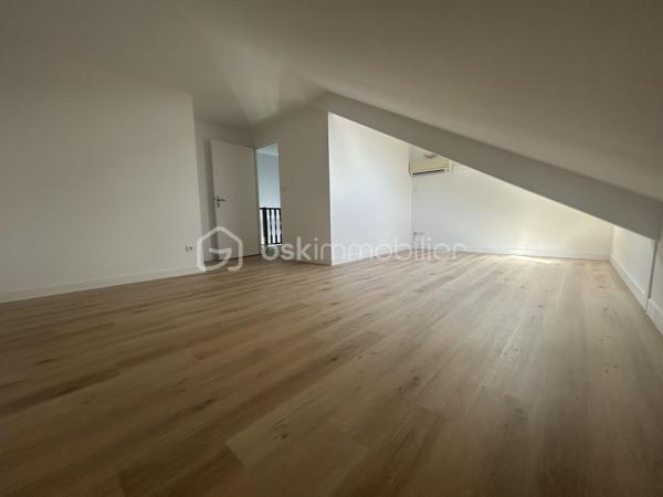 Situé à proximité immédiate du centre-ville de Saint-Denis, dans une résidence calme, sécurisée et bien entretenue, découvrez ce spacieux appartement duplex T6 d’environ 163 m² offrant de beaux volumes.

Le rez-de-chaussée se compose de deux chambres, d’un bureau pouvant être aménagé selon vos besoins, d’une salle d’eau ainsi que d’une agréable terrasse bénéficiant d’une vue dégagée sur la mer et la montagne.

À l’étage, l’espace nuit comprend deux chambres climatisées ainsi qu’une seconde salle d’eau, apportant un confort appréciable au quotidien.

Avec ses quatre chambres et son bureau, cet appartement répond parfaitement aux besoins d’une famille, d’une profession libérale ou d’un projet nécessitant des espaces de travail dédiés.

L’appartement dispose également d’une place de parking privative en sous-sol et d’un local à vélos.

La résidence est parfaitement entretenue : le ravalement de façade a été réalisé il y a deux ans et les peintures des parties communes ont été refaites il y a trois ans. Aucune procédure n’est en cours au sein de la copropriété.

Le montant de la taxe foncière est de 2 204 €

Un appartement aux prestations complètes, idéalement situé à quelques minutes des commerces, établissements scolaires, transports et de l’ensemble des commodités du centre-ville de Saint-Denis.

N'hésitez pas à me contacter au 0693 13 18 99 si vous souhaitez avoir plus de renseignements ou si vous souhaitez visiter ce bien week-end inclus.