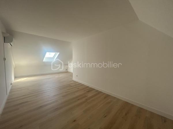 Situé à proximité immédiate du centre-ville de Saint-Denis, dans une résidence calme, sécurisée et bien entretenue, découvrez ce spacieux appartement duplex T6 d’environ 163 m² offrant de beaux volumes.

Le rez-de-chaussée se compose de deux chambres, d’un bureau pouvant être aménagé selon vos besoins, d’une salle d’eau ainsi que d’une agréable terrasse bénéficiant d’une vue dégagée sur la mer et la montagne.

À l’étage, l’espace nuit comprend deux chambres climatisées ainsi qu’une seconde salle d’eau, apportant un confort appréciable au quotidien.

Avec ses quatre chambres et son bureau, cet appartement répond parfaitement aux besoins d’une famille, d’une profession libérale ou d’un projet nécessitant des espaces de travail dédiés.

L’appartement dispose également d’une place de parking privative en sous-sol et d’un local à vélos.

La résidence est parfaitement entretenue : le ravalement de façade a été réalisé il y a deux ans et les peintures des parties communes ont été refaites il y a trois ans. Aucune procédure n’est en cours au sein de la copropriété.

Le montant de la taxe foncière est de 2 204 €

Un appartement aux prestations complètes, idéalement situé à quelques minutes des commerces, établissements scolaires, transports et de l’ensemble des commodités du centre-ville de Saint-Denis.

N'hésitez pas à me contacter au 0693 13 18 99 si vous souhaitez avoir plus de renseignements ou si vous souhaitez visiter ce bien week-end inclus.