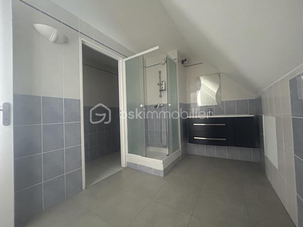 Situé à proximité immédiate du centre-ville de Saint-Denis, dans une résidence calme, sécurisée et bien entretenue, découvrez ce spacieux appartement duplex T6 d’environ 163 m² offrant de beaux volumes.

Le rez-de-chaussée se compose de deux chambres, d’un bureau pouvant être aménagé selon vos besoins, d’une salle d’eau ainsi que d’une agréable terrasse bénéficiant d’une vue dégagée sur la mer et la montagne.

À l’étage, l’espace nuit comprend deux chambres climatisées ainsi qu’une seconde salle d’eau, apportant un confort appréciable au quotidien.

Avec ses quatre chambres et son bureau, cet appartement répond parfaitement aux besoins d’une famille, d’une profession libérale ou d’un projet nécessitant des espaces de travail dédiés.

L’appartement dispose également d’une place de parking privative en sous-sol et d’un local à vélos.

La résidence est parfaitement entretenue : le ravalement de façade a été réalisé il y a deux ans et les peintures des parties communes ont été refaites il y a trois ans. Aucune procédure n’est en cours au sein de la copropriété.

Le montant de la taxe foncière est de 2 204 €

Un appartement aux prestations complètes, idéalement situé à quelques minutes des commerces, établissements scolaires, transports et de l’ensemble des commodités du centre-ville de Saint-Denis.

N'hésitez pas à me contacter au 0693 13 18 99 si vous souhaitez avoir plus de renseignements ou si vous souhaitez visiter ce bien week-end inclus.