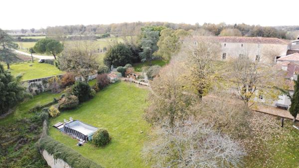 Domaine d'Exception au Coeur de Romegoux