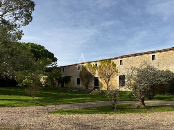 Domaine d'Exception au Coeur de Romegoux