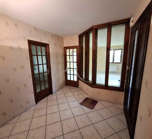 Maison traditionnelle de 104 m² avec grand sous-sol et terrain clos