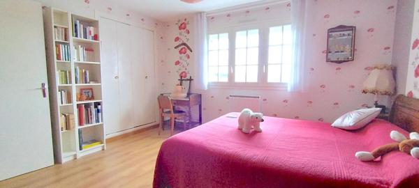 Maison familiale lumineuse 3 chambres + 1 bureau - 2 SDE - terrain 1200 m2