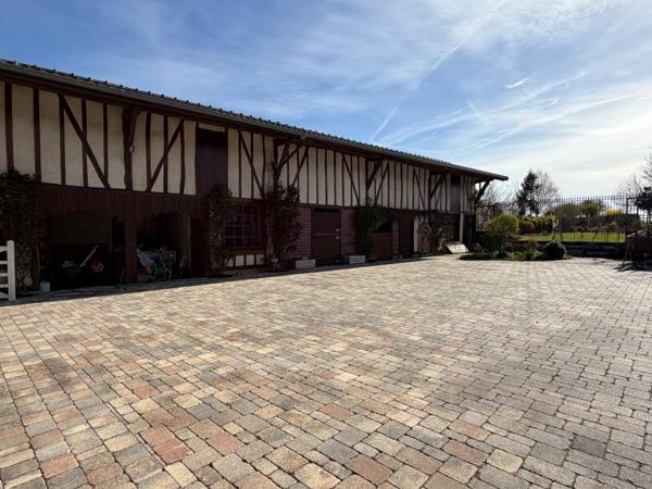 CORPS DE FERME RÉNOVÉ AVEC DÉPENDANCES ET PARC ARBORÉ