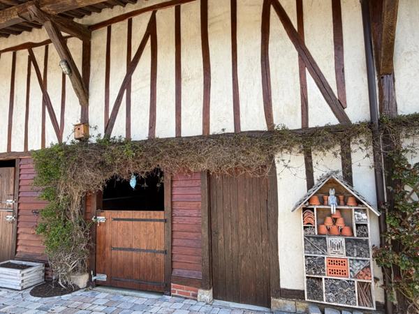 CORPS DE FERME RÉNOVÉ AVEC DÉPENDANCES ET PARC ARBORÉ