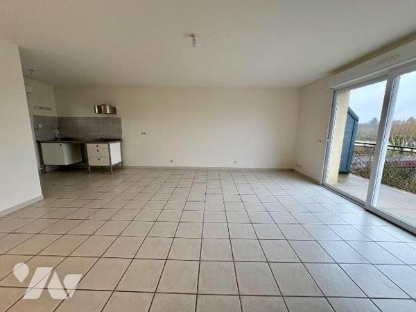 Au coeur de Salbris (41), découvrez un appartement rare, situé dans une résidence sécurisée et ...