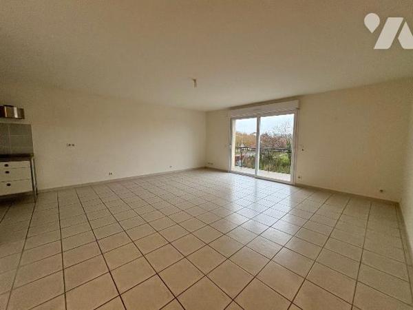 Au coeur de Salbris (41), découvrez un appartement rare, situé dans une résidence sécurisée et ...