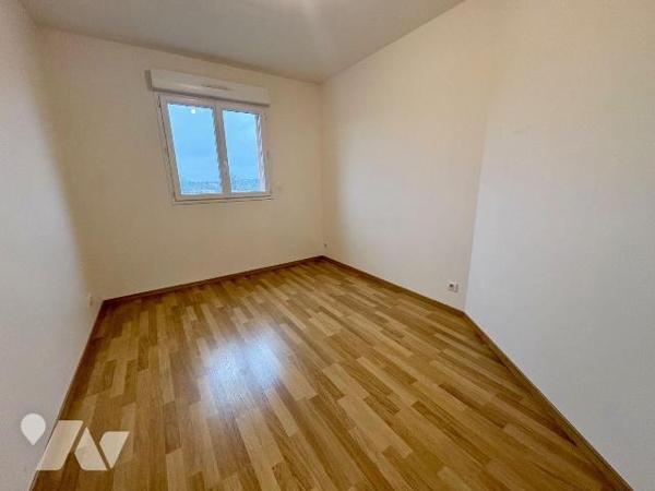 Au coeur de Salbris (41), découvrez un appartement rare, situé dans une résidence sécurisée et ...