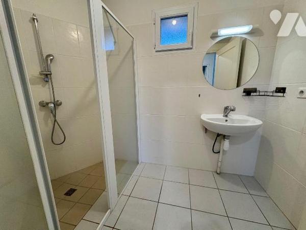 Au coeur de Salbris (41), découvrez un appartement rare, situé dans une résidence sécurisée et ...