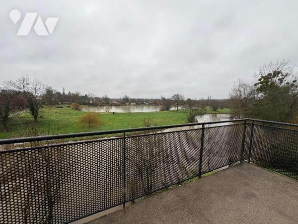 Au coeur de Salbris (41), découvrez un appartement rare, situé dans une résidence sécurisée et ...