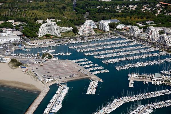 HERAULT (34) LA GRANDE MOTTE (34280) à vendre Fonds de commerce emplacement n°1, salon de thé, sandwicherie.