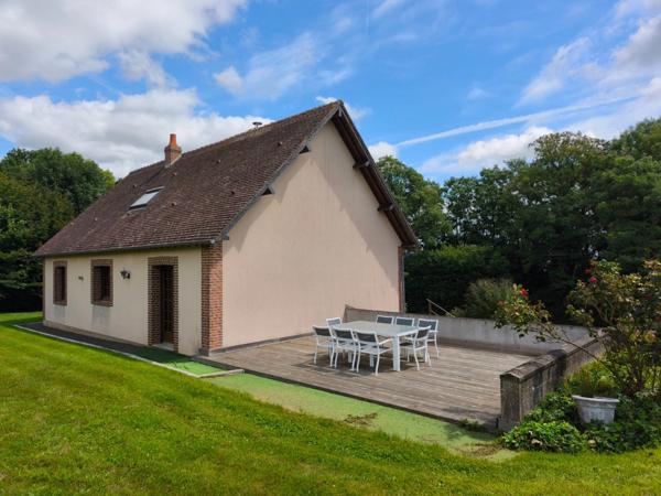 À Échauffour (61370), découvrez cette spacieuse maison familiale de 135 m², offrant 4 chambres, un vaste jardin paysagé de 7 490 m², une grande terrasse, au cœur d’un environnement calme et verdoyant