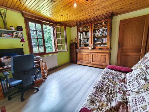 À Échauffour (61370), découvrez cette spacieuse maison familiale de 135 m², offrant 4 chambres, un vaste jardin paysagé de 7 490 m², une grande terrasse, au cœur d’un environnement calme et verdoyant