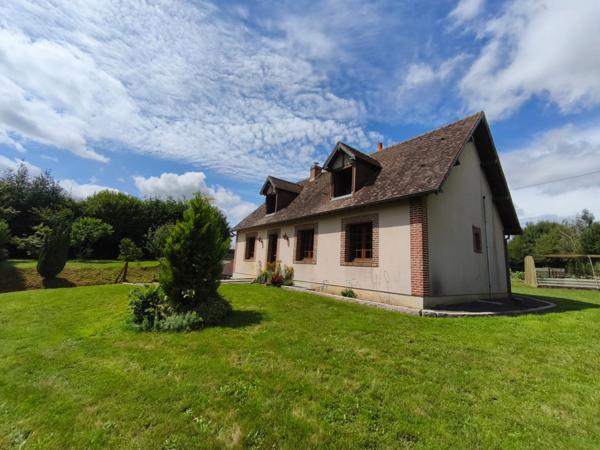 À Échauffour (61370), découvrez cette spacieuse maison familiale de 135 m², offrant 4 chambres, un vaste jardin paysagé de 7 490 m², une grande terrasse, au cœur d’un environnement calme et verdoyant
