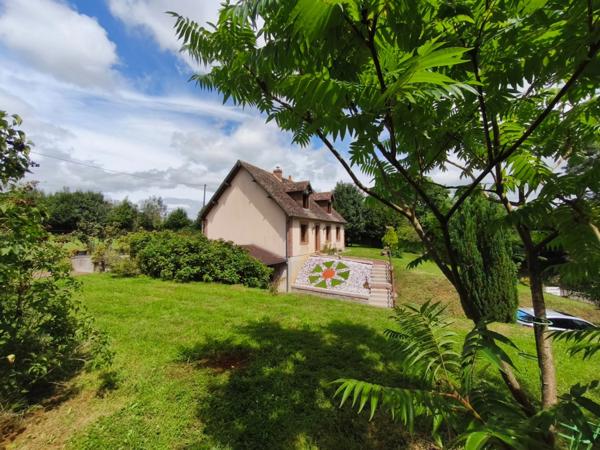 À Échauffour (61370), découvrez cette spacieuse maison familiale de 135 m², offrant 4 chambres, un vaste jardin paysagé de 7 490 m², une grande terrasse, au cœur d’un environnement calme et verdoyant