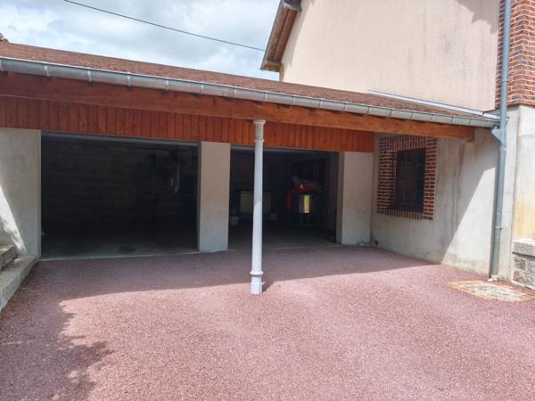 À Échauffour (61370), découvrez cette spacieuse maison familiale de 135 m², offrant 4 chambres, un vaste jardin paysagé de 7 490 m², une grande terrasse, au cœur d’un environnement calme et verdoyant