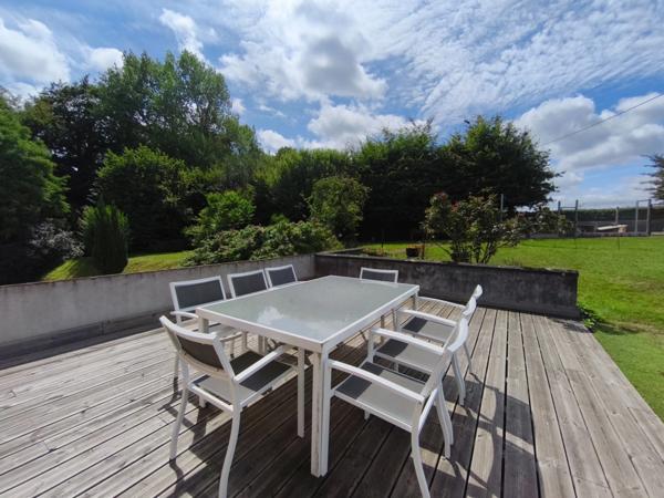 À Échauffour (61370), découvrez cette spacieuse maison familiale de 135 m², offrant 4 chambres, un vaste jardin paysagé de 7 490 m², une grande terrasse, au cœur d’un environnement calme et verdoyant