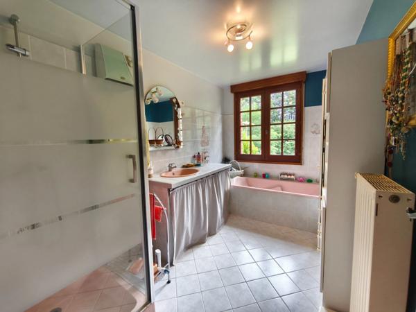 À Échauffour (61370), découvrez cette spacieuse maison familiale de 135 m², offrant 4 chambres, un vaste jardin paysagé de 7 490 m², une grande terrasse, au cœur d’un environnement calme et verdoyant