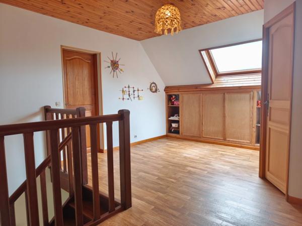 À Échauffour (61370), découvrez cette spacieuse maison familiale de 135 m², offrant 4 chambres, un vaste jardin paysagé de 7 490 m², une grande terrasse, au cœur d’un environnement calme et verdoyant