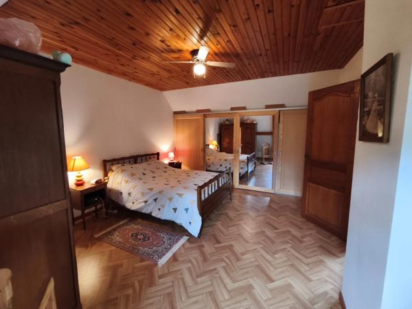 À Échauffour (61370), découvrez cette spacieuse maison familiale de 135 m², offrant 4 chambres, un vaste jardin paysagé de 7 490 m², une grande terrasse, au cœur d’un environnement calme et verdoyant