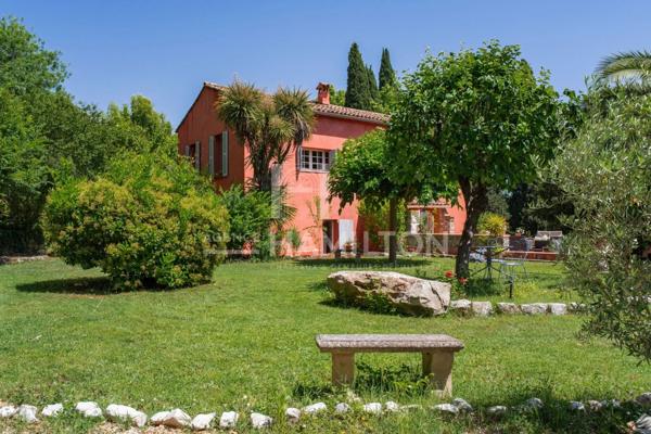 Propriété d’Exception à Biot : Deux Villas Idéales pour Chambres Biot