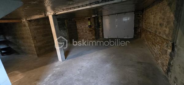 "VISITE VIRTUELLE DISPONIBLE SUR DEMANDE"

À VENDRE EN EXCLUSIVITE – Maison familiale sur sous-sol total au cœur de Josselin

Idéalement située en plein cœur de Josselin, dans un quartier calme et recherché, venez découvrir cette agréable maison familiale édifiée sur sous-sol total, offrant de beaux volumes et un fort potentiel.

Au rez-de-chaussée, vous profiterez d’une belle pièce de vie lumineuse, parfaite pour partager des moments en famille, d’une cuisine aménagée fonctionnelle, de deux chambres confortables, d’une salle de bains et d’un WC indépendant.

À l’étage, l’espace nuit se compose de deux grandes chambres, d’un bureau pouvant également faire office de dressing selon vos besoins, d’une salle d’eau ainsi que d’un WC séparé.

Le sous-sol total constitue un véritable atout : espace de stationnement, atelier, buanderie ou stockage selon vos envies.

À l’extérieur, vous bénéficierez d’un terrain clos d’environ 670 m², idéal pour les enfants, le jardinage ou simplement profiter des beaux jours en toute tranquillité.

Les atouts :

Situation privilégiée proche des commodités

Quartier calme

4 chambres + bureau

Sous-sol total

Terrain clos

Une maison idéale pour une famille souhaitant s’installer dans un cadre de vie agréable, à deux pas du centre.

Contactez-nous pour organiser une visite !