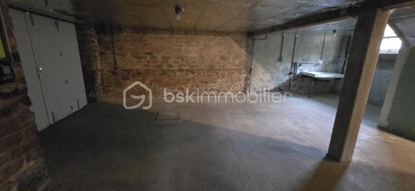 "VISITE VIRTUELLE DISPONIBLE SUR DEMANDE"

À VENDRE EN EXCLUSIVITE – Maison familiale sur sous-sol total au cœur de Josselin

Idéalement située en plein cœur de Josselin, dans un quartier calme et recherché, venez découvrir cette agréable maison familiale édifiée sur sous-sol total, offrant de beaux volumes et un fort potentiel.

Au rez-de-chaussée, vous profiterez d’une belle pièce de vie lumineuse, parfaite pour partager des moments en famille, d’une cuisine aménagée fonctionnelle, de deux chambres confortables, d’une salle de bains et d’un WC indépendant.

À l’étage, l’espace nuit se compose de deux grandes chambres, d’un bureau pouvant également faire office de dressing selon vos besoins, d’une salle d’eau ainsi que d’un WC séparé.

Le sous-sol total constitue un véritable atout : espace de stationnement, atelier, buanderie ou stockage selon vos envies.

À l’extérieur, vous bénéficierez d’un terrain clos d’environ 670 m², idéal pour les enfants, le jardinage ou simplement profiter des beaux jours en toute tranquillité.

Les atouts :

Situation privilégiée proche des commodités

Quartier calme

4 chambres + bureau

Sous-sol total

Terrain clos

Une maison idéale pour une famille souhaitant s’installer dans un cadre de vie agréable, à deux pas du centre.

Contactez-nous pour organiser une visite !