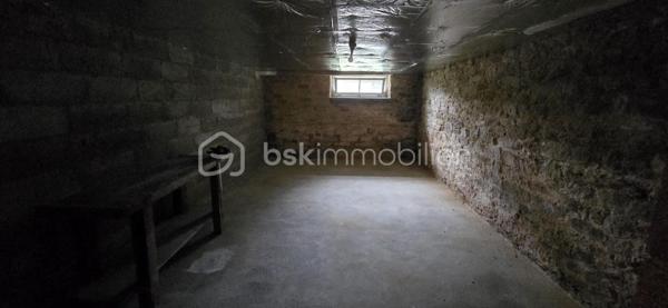 "VISITE VIRTUELLE DISPONIBLE SUR DEMANDE"

À VENDRE EN EXCLUSIVITE – Maison familiale sur sous-sol total au cœur de Josselin

Idéalement située en plein cœur de Josselin, dans un quartier calme et recherché, venez découvrir cette agréable maison familiale édifiée sur sous-sol total, offrant de beaux volumes et un fort potentiel.

Au rez-de-chaussée, vous profiterez d’une belle pièce de vie lumineuse, parfaite pour partager des moments en famille, d’une cuisine aménagée fonctionnelle, de deux chambres confortables, d’une salle de bains et d’un WC indépendant.

À l’étage, l’espace nuit se compose de deux grandes chambres, d’un bureau pouvant également faire office de dressing selon vos besoins, d’une salle d’eau ainsi que d’un WC séparé.

Le sous-sol total constitue un véritable atout : espace de stationnement, atelier, buanderie ou stockage selon vos envies.

À l’extérieur, vous bénéficierez d’un terrain clos d’environ 670 m², idéal pour les enfants, le jardinage ou simplement profiter des beaux jours en toute tranquillité.

Les atouts :

Situation privilégiée proche des commodités

Quartier calme

4 chambres + bureau

Sous-sol total

Terrain clos

Une maison idéale pour une famille souhaitant s’installer dans un cadre de vie agréable, à deux pas du centre.

Contactez-nous pour organiser une visite !