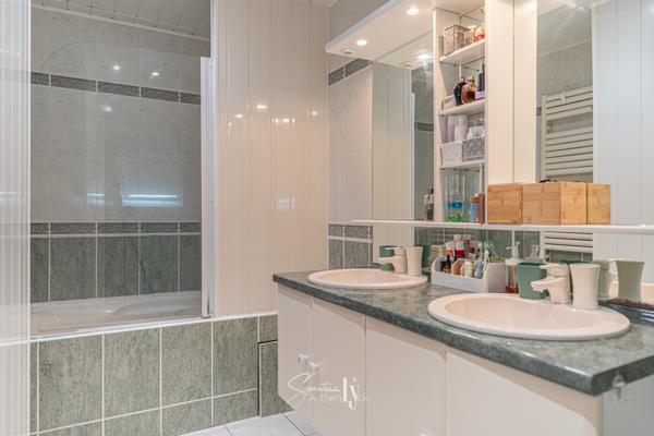 Maison
         5 pièces
        - 101 m² Exclusivité 159 000 € *