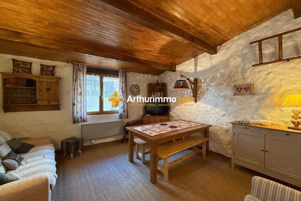 Vente                                                      Maison de village
                        
                     3 pièces                      74 m2                     à Guillestre