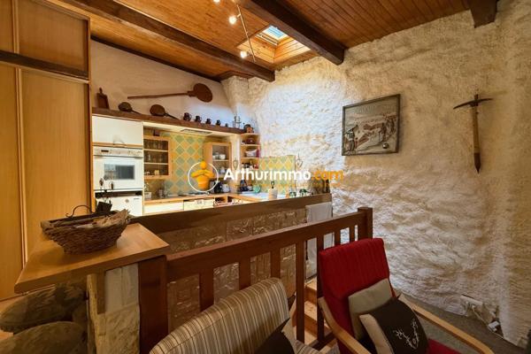 Vente                                                      Maison de village
                        
                     3 pièces                      74 m2                     à Guillestre