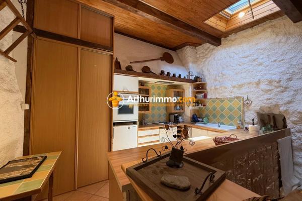 Vente                                                      Maison de village
                        
                     3 pièces                      74 m2                     à Guillestre