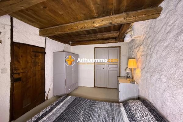 Vente                                                      Maison de village
                        
                     3 pièces                      74 m2                     à Guillestre
