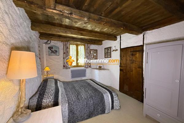 Vente                                                      Maison de village
                        
                     3 pièces                      74 m2                     à Guillestre