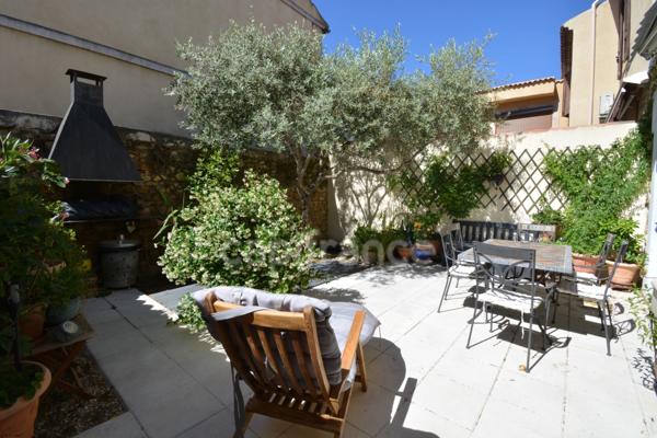 Dpt Bouches du Rhône (13), à vendre MIRAMAS maison P6 de 124 m² - 5 chambres cour arborée