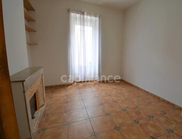 Dpt Bouches du Rhône (13), à vendre MIRAMAS maison P6 de 124 m² - 5 chambres cour arborée