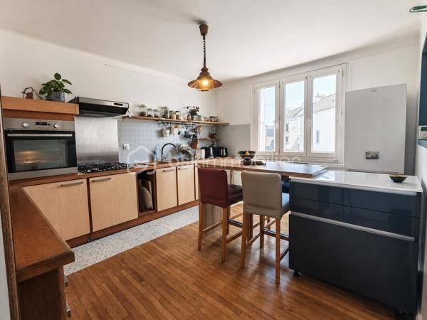 Située dans les hauteurs de Quimperlé, à proximité de toutes les commodités, cette charmante maison des années 1950, rénovée avec goût, développe environ 111 m² habitables et offre un cadre de vie agréable alliant confort et praticité.

Dès l'entrée, vous serez séduit par sa luminosité et son atmosphère chaleureuse.
Le premier étage accueille une belle pièce de vie avec poêle à bois, ouvrant sur une terrasse en bois exposée plein sud. La cuisine aménagée et équipée, spacieuse et fonctionnelle, complète harmonieusement cet espace convivial. Une grande chambre ainsi qu'une salle avec douche à l'italienne et WC viennent parfaire ce niveau.

Au deuxième étage, l'espace nuit propose une chambre, ainsi qu'une vaste chambre avec espace bureau, une salle de bains équipée d'une baignoire, d'une double vasque et d'un WC, ainsi qu'un dressing pouvant être réaménagé selon vos besoins.

Le jardin clos et sans vis-à-vis constitue un véritable havre de paix en cœur de ville.

Un garage et un sous-sol total complètent ce bien avec une buanderie, un atelier et de nombreux espaces de rangement, offrant un potentiel supplémentaire pour vos projets.

Une maison lumineuse, fonctionnelle et pleine de charme, profitant d'un environnement calme tout en restant proche des commodités.