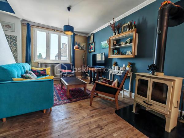 Située dans les hauteurs de Quimperlé, à proximité de toutes les commodités, cette charmante maison des années 1950, rénovée avec goût, développe environ 111 m² habitables et offre un cadre de vie agréable alliant confort et praticité.

Dès l'entrée, vous serez séduit par sa luminosité et son atmosphère chaleureuse.
Le premier étage accueille une belle pièce de vie avec poêle à bois, ouvrant sur une terrasse en bois exposée plein sud. La cuisine aménagée et équipée, spacieuse et fonctionnelle, complète harmonieusement cet espace convivial. Une grande chambre ainsi qu'une salle avec douche à l'italienne et WC viennent parfaire ce niveau.

Au deuxième étage, l'espace nuit propose une chambre, ainsi qu'une vaste chambre avec espace bureau, une salle de bains équipée d'une baignoire, d'une double vasque et d'un WC, ainsi qu'un dressing pouvant être réaménagé selon vos besoins.

Le jardin clos et sans vis-à-vis constitue un véritable havre de paix en cœur de ville.

Un garage et un sous-sol total complètent ce bien avec une buanderie, un atelier et de nombreux espaces de rangement, offrant un potentiel supplémentaire pour vos projets.

Une maison lumineuse, fonctionnelle et pleine de charme, profitant d'un environnement calme tout en restant proche des commodités.