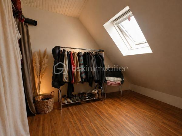 Située dans les hauteurs de Quimperlé, à proximité de toutes les commodités, cette charmante maison des années 1950, rénovée avec goût, développe environ 111 m² habitables et offre un cadre de vie agréable alliant confort et praticité.

Dès l'entrée, vous serez séduit par sa luminosité et son atmosphère chaleureuse.
Le premier étage accueille une belle pièce de vie avec poêle à bois, ouvrant sur une terrasse en bois exposée plein sud. La cuisine aménagée et équipée, spacieuse et fonctionnelle, complète harmonieusement cet espace convivial. Une grande chambre ainsi qu'une salle avec douche à l'italienne et WC viennent parfaire ce niveau.

Au deuxième étage, l'espace nuit propose une chambre, ainsi qu'une vaste chambre avec espace bureau, une salle de bains équipée d'une baignoire, d'une double vasque et d'un WC, ainsi qu'un dressing pouvant être réaménagé selon vos besoins.

Le jardin clos et sans vis-à-vis constitue un véritable havre de paix en cœur de ville.

Un garage et un sous-sol total complètent ce bien avec une buanderie, un atelier et de nombreux espaces de rangement, offrant un potentiel supplémentaire pour vos projets.

Une maison lumineuse, fonctionnelle et pleine de charme, profitant d'un environnement calme tout en restant proche des commodités.