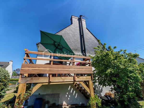 Située dans les hauteurs de Quimperlé, à proximité de toutes les commodités, cette charmante maison des années 1950, rénovée avec goût, développe environ 111 m² habitables et offre un cadre de vie agréable alliant confort et praticité.

Dès l'entrée, vous serez séduit par sa luminosité et son atmosphère chaleureuse.
Le premier étage accueille une belle pièce de vie avec poêle à bois, ouvrant sur une terrasse en bois exposée plein sud. La cuisine aménagée et équipée, spacieuse et fonctionnelle, complète harmonieusement cet espace convivial. Une grande chambre ainsi qu'une salle avec douche à l'italienne et WC viennent parfaire ce niveau.

Au deuxième étage, l'espace nuit propose une chambre, ainsi qu'une vaste chambre avec espace bureau, une salle de bains équipée d'une baignoire, d'une double vasque et d'un WC, ainsi qu'un dressing pouvant être réaménagé selon vos besoins.

Le jardin clos et sans vis-à-vis constitue un véritable havre de paix en cœur de ville.

Un garage et un sous-sol total complètent ce bien avec une buanderie, un atelier et de nombreux espaces de rangement, offrant un potentiel supplémentaire pour vos projets.

Une maison lumineuse, fonctionnelle et pleine de charme, profitant d'un environnement calme tout en restant proche des commodités.