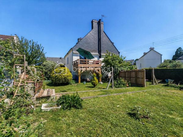Située dans les hauteurs de Quimperlé, à proximité de toutes les commodités, cette charmante maison des années 1950, rénovée avec goût, développe environ 111 m² habitables et offre un cadre de vie agréable alliant confort et praticité.

Dès l'entrée, vous serez séduit par sa luminosité et son atmosphère chaleureuse.
Le premier étage accueille une belle pièce de vie avec poêle à bois, ouvrant sur une terrasse en bois exposée plein sud. La cuisine aménagée et équipée, spacieuse et fonctionnelle, complète harmonieusement cet espace convivial. Une grande chambre ainsi qu'une salle avec douche à l'italienne et WC viennent parfaire ce niveau.

Au deuxième étage, l'espace nuit propose une chambre, ainsi qu'une vaste chambre avec espace bureau, une salle de bains équipée d'une baignoire, d'une double vasque et d'un WC, ainsi qu'un dressing pouvant être réaménagé selon vos besoins.

Le jardin clos et sans vis-à-vis constitue un véritable havre de paix en cœur de ville.

Un garage et un sous-sol total complètent ce bien avec une buanderie, un atelier et de nombreux espaces de rangement, offrant un potentiel supplémentaire pour vos projets.

Une maison lumineuse, fonctionnelle et pleine de charme, profitant d'un environnement calme tout en restant proche des commodités.
