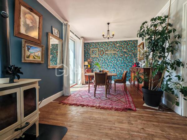 Située dans les hauteurs de Quimperlé, à proximité de toutes les commodités, cette charmante maison des années 1950, rénovée avec goût, développe environ 111 m² habitables et offre un cadre de vie agréable alliant confort et praticité.

Dès l'entrée, vous serez séduit par sa luminosité et son atmosphère chaleureuse.
Le premier étage accueille une belle pièce de vie avec poêle à bois, ouvrant sur une terrasse en bois exposée plein sud. La cuisine aménagée et équipée, spacieuse et fonctionnelle, complète harmonieusement cet espace convivial. Une grande chambre ainsi qu'une salle avec douche à l'italienne et WC viennent parfaire ce niveau.

Au deuxième étage, l'espace nuit propose une chambre, ainsi qu'une vaste chambre avec espace bureau, une salle de bains équipée d'une baignoire, d'une double vasque et d'un WC, ainsi qu'un dressing pouvant être réaménagé selon vos besoins.

Le jardin clos et sans vis-à-vis constitue un véritable havre de paix en cœur de ville.

Un garage et un sous-sol total complètent ce bien avec une buanderie, un atelier et de nombreux espaces de rangement, offrant un potentiel supplémentaire pour vos projets.

Une maison lumineuse, fonctionnelle et pleine de charme, profitant d'un environnement calme tout en restant proche des commodités.
